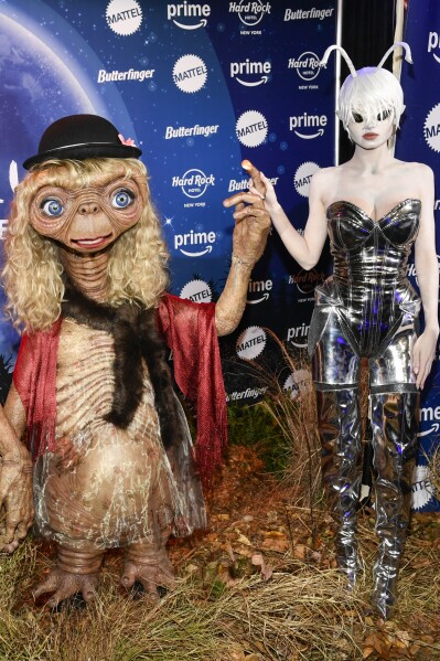 Et costume sales